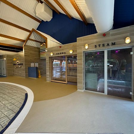 Mallard Corner, Cosy Cotswold Lakeview Lodge South Cerney Exterior photo