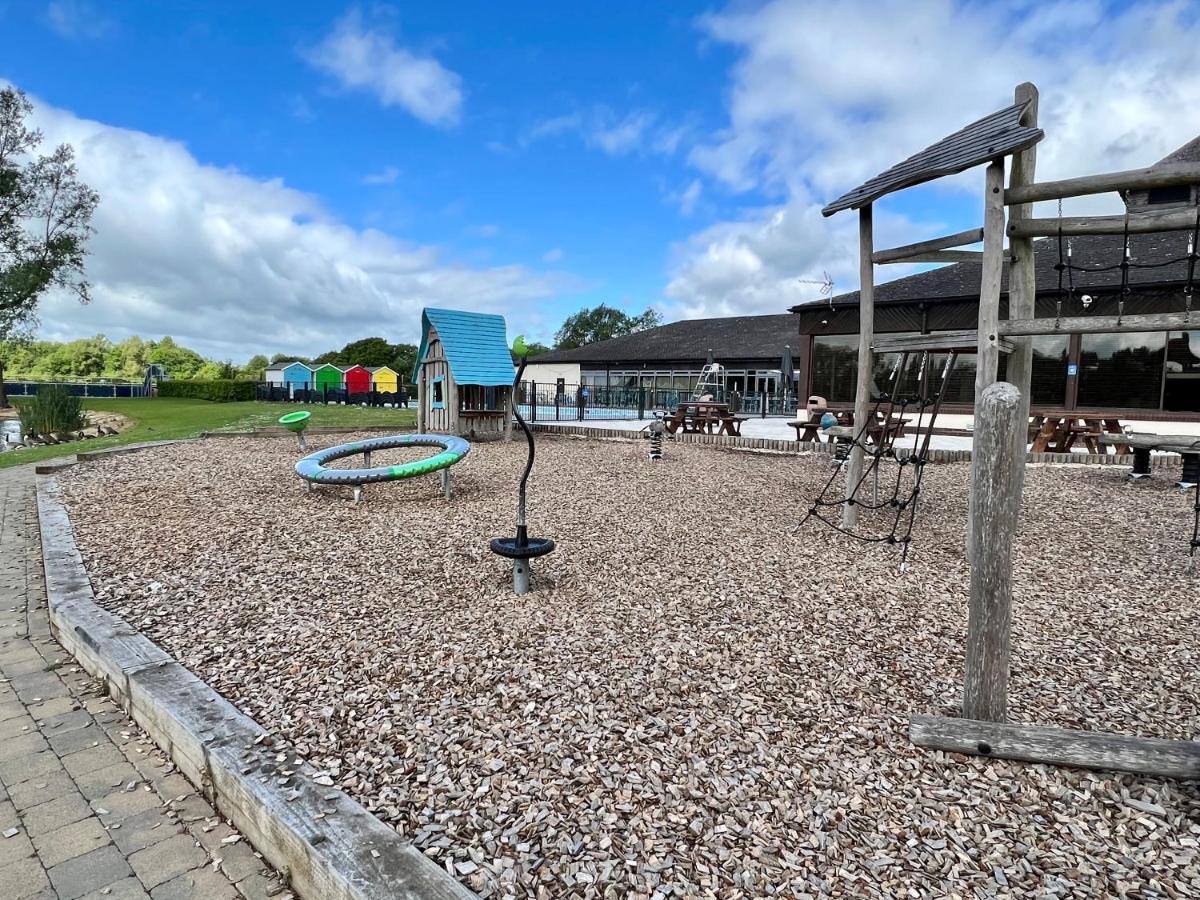 Mallard Corner, Cosy Cotswold Lakeview Lodge South Cerney Exterior photo
