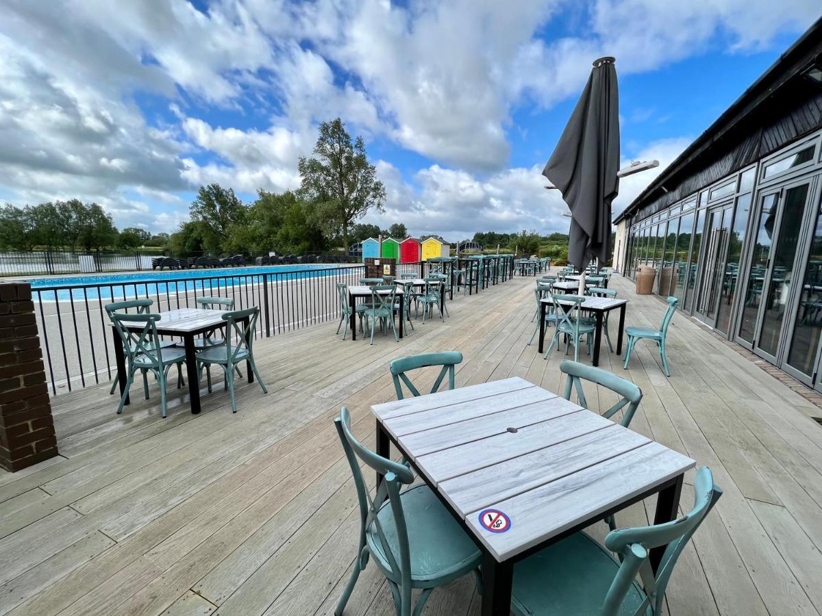 Mallard Corner, Cosy Cotswold Lakeview Lodge South Cerney Exterior photo