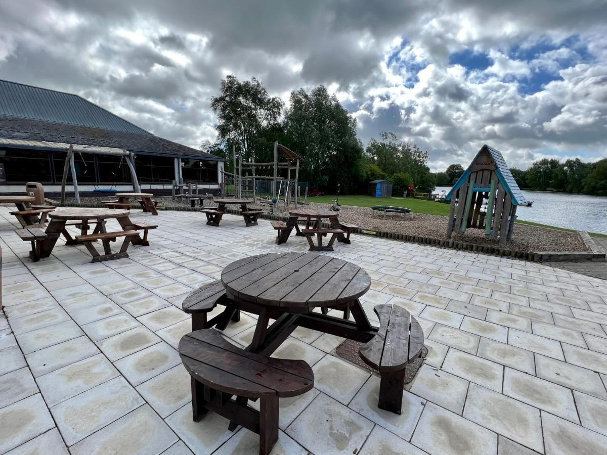Mallard Corner, Cosy Cotswold Lakeview Lodge South Cerney Exterior photo