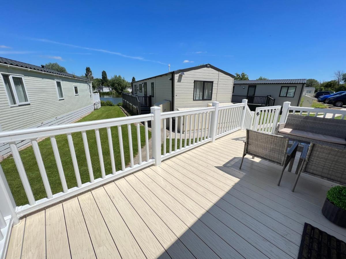 Mallard Corner, Cosy Cotswold Lakeview Lodge South Cerney Exterior photo