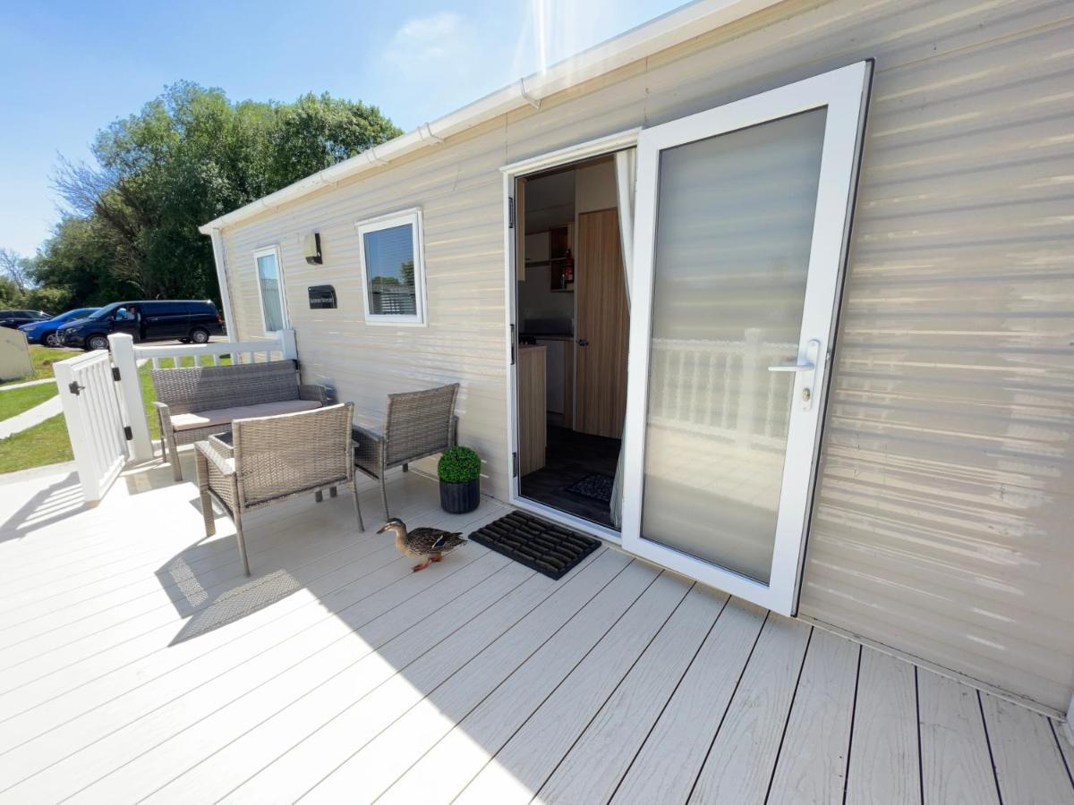 Mallard Corner, Cosy Cotswold Lakeview Lodge South Cerney Exterior photo