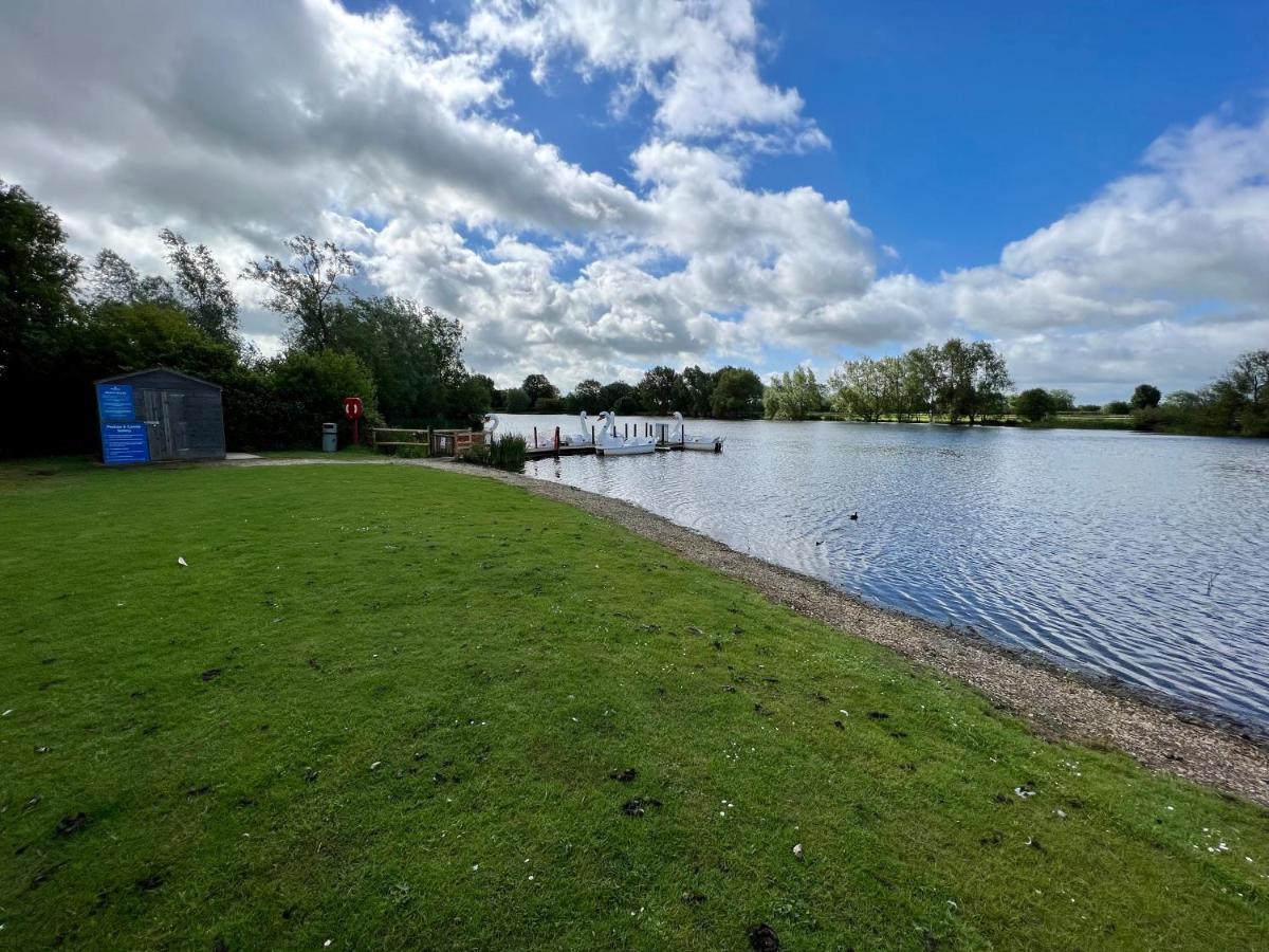 Mallard Corner, Cosy Cotswold Lakeview Lodge South Cerney Exterior photo