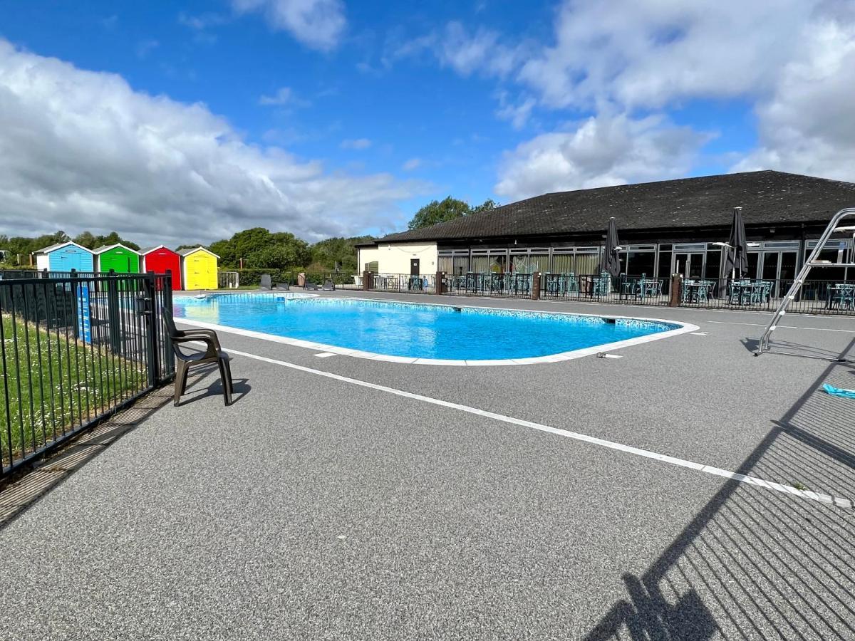 Mallard Corner, Cosy Cotswold Lakeview Lodge South Cerney Exterior photo