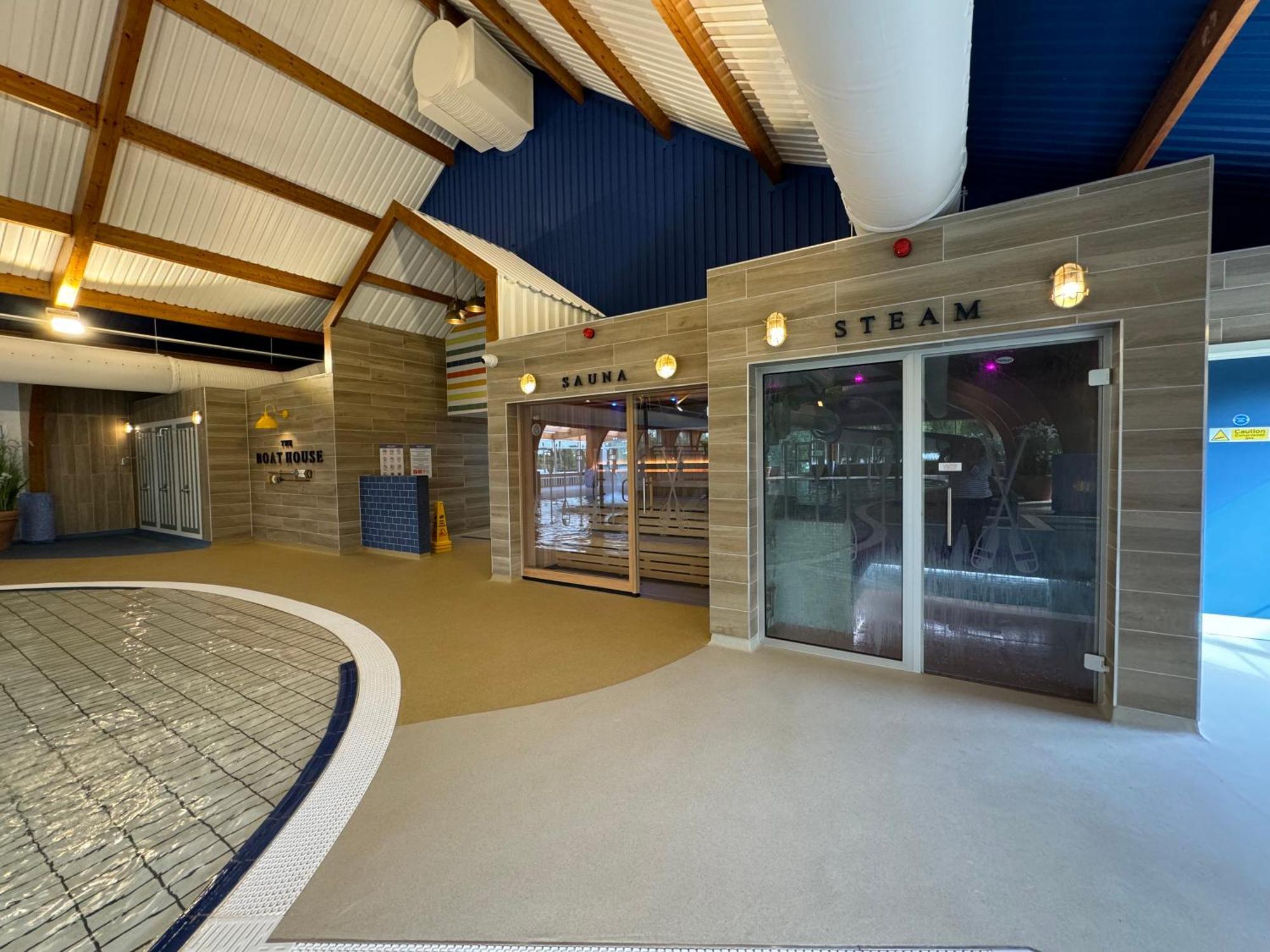 Mallard Corner, Cosy Cotswold Lakeview Lodge South Cerney Exterior photo